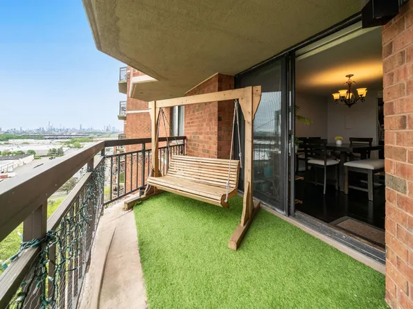 1327 Harmon Cove Tower #1327, Secaucus, NJ 07094