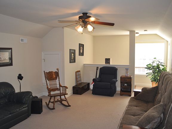 3rd floor with full bath, closet & 1 more bedroom