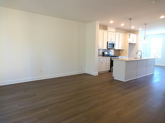 3rd image of 2016 Eva Pearl Dr
