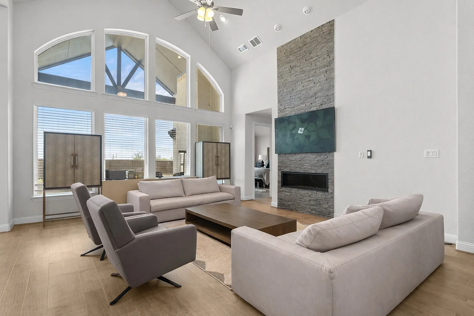 4 bed, 2883 sqft, $4,750 — Photo 4