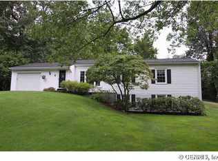 8 Falling Creek Rd, Pittsford, NY 14534