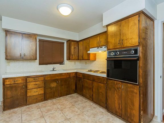 5th image of 3829 N Hulbert Ave