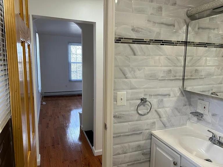 933 Wyandotte St — Photo 31