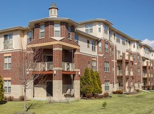 1060 N 115th St APT 401, Wauwatosa, WI 53226