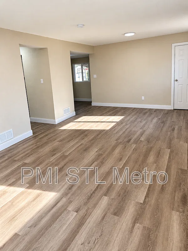 3 bed, 1.0 bath, 927 sqft, $1,400 — Photo 2