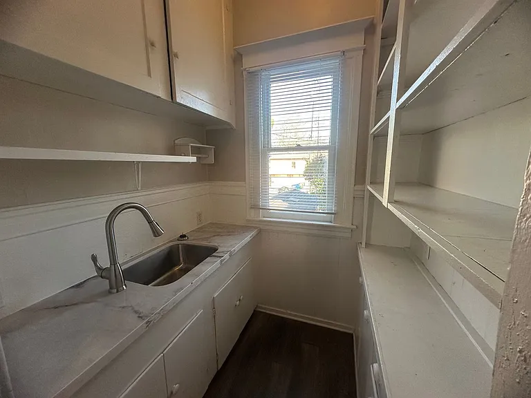 1409 1/2 E St — Photo 35