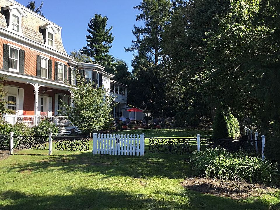 2nd image of 549 N Walnut St