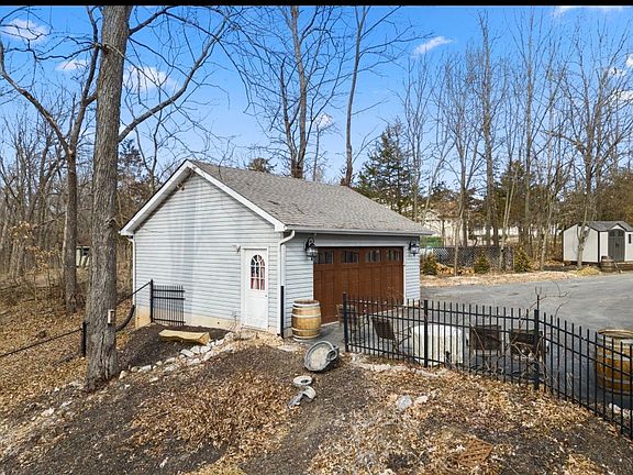 3rd image of 306 Walnut Forest Dr