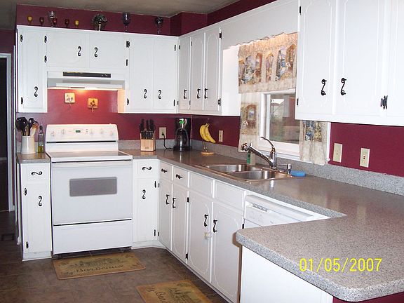 Kitchen w/ corion counters 