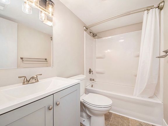5th image of 154 S Fremont St NE APT 2