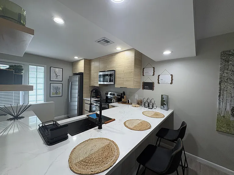 690 SE 23rd Ave #1 — Photo 5