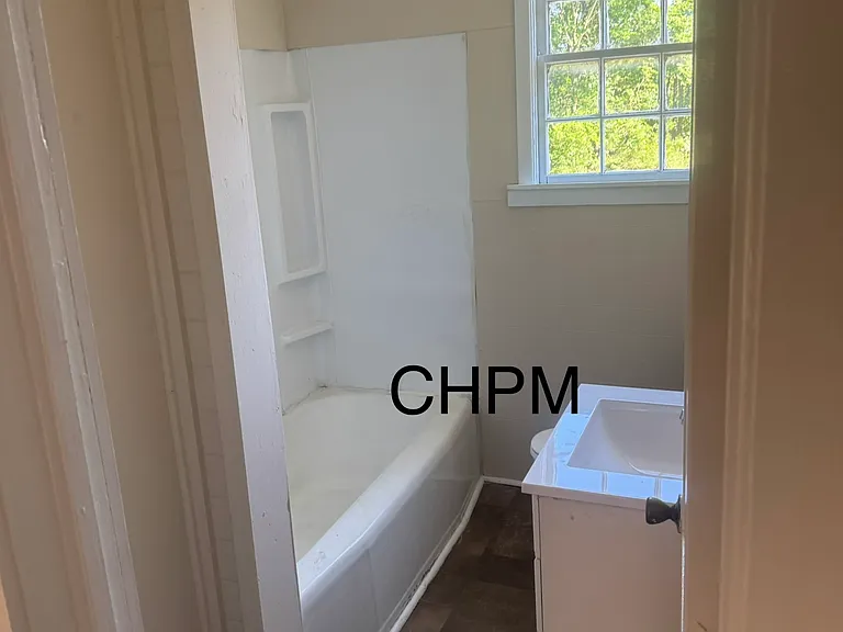 604 Bee St — Photo 5