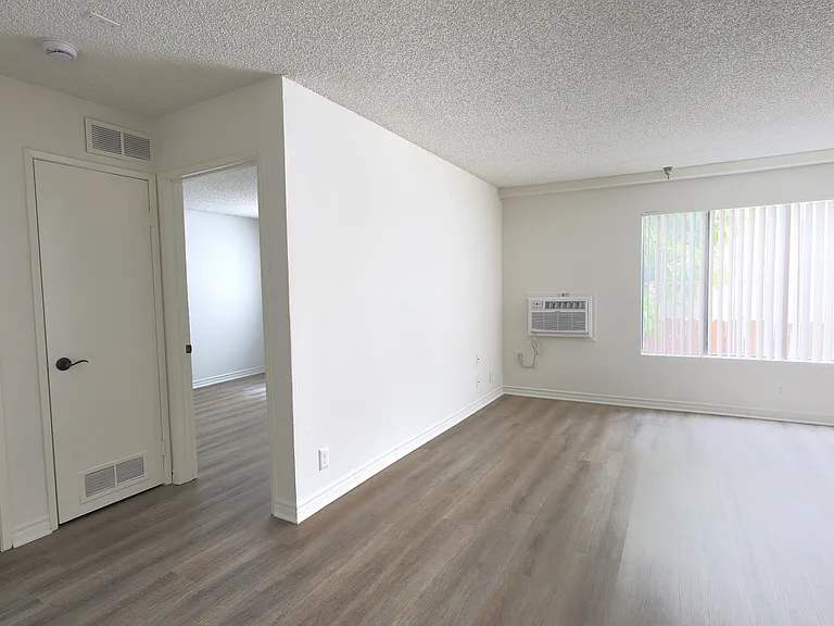 2928 Leeward Ave — Photo 13