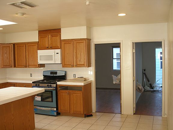 3rd image of 443-445 W. 10th Ave.