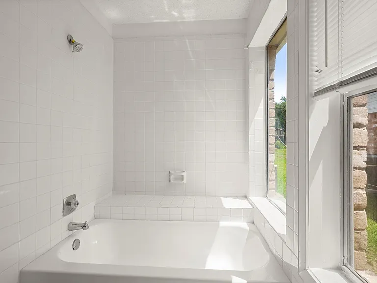 7415 Creekfield Dr — Photo 25