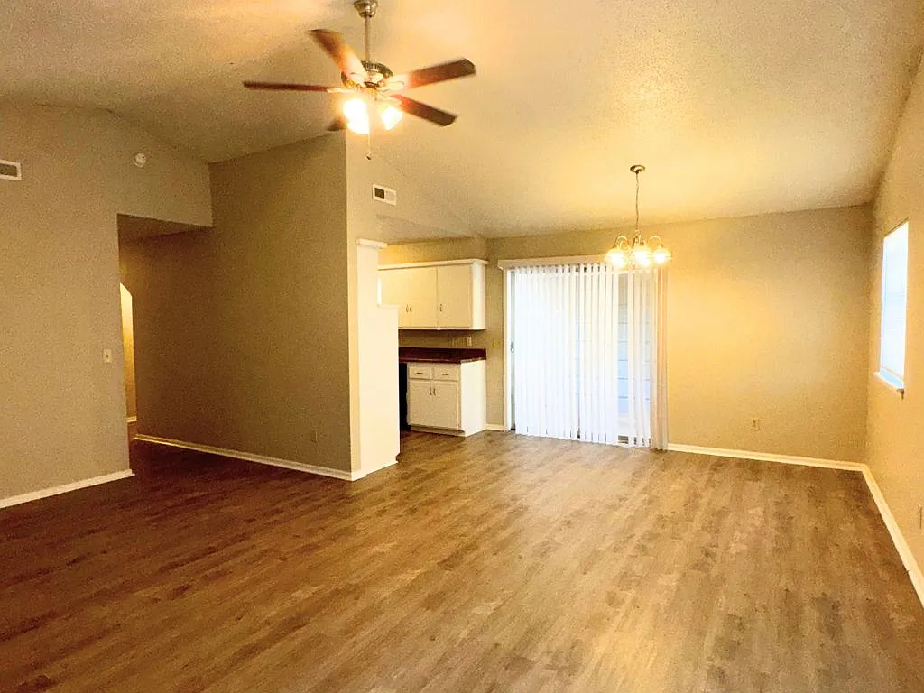 5817 N Seminole Court Warr Acres, OK 73132 — Photo 4
