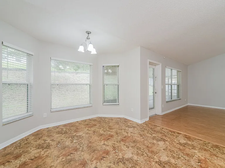 1923 Southern Oak Loop — Photo 6