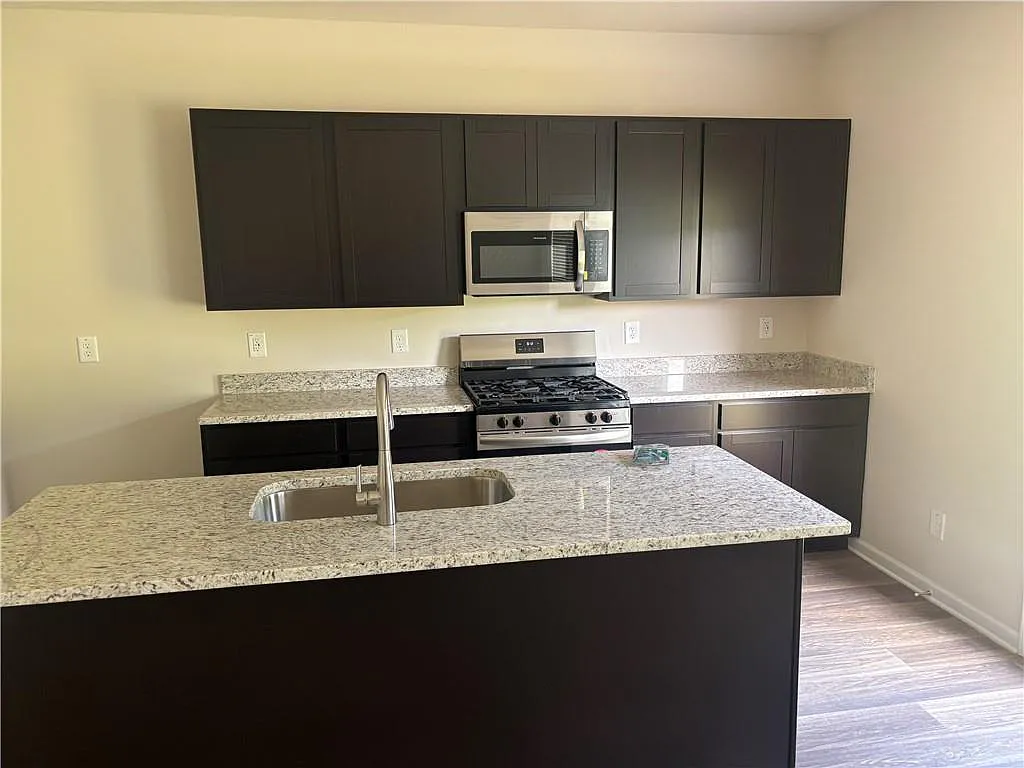 3 bed, 2.5 bath, 1433 sqft, $1,900 — Photo 3