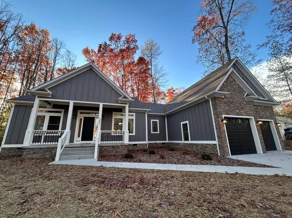 303 Far Country Dr, Daniels, WV 25832