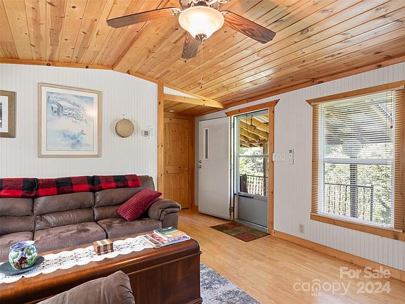 5th image of 221 Buckeye Hollow Rd