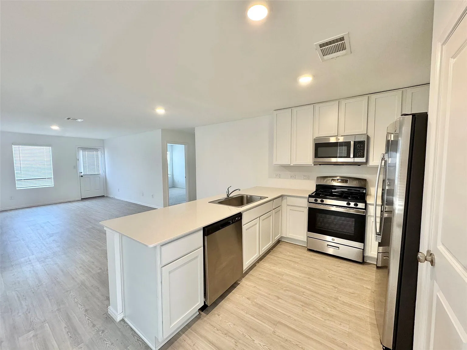 3 bed, 2.0 bath, 1350 sqft, $1,660 — Photo 3