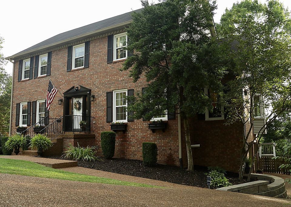 Beautiful 204 Oak Hollow Cir