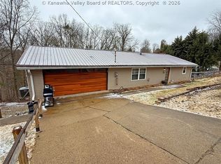 32 Nuthatch Ln, Parkersburg, WV 26104