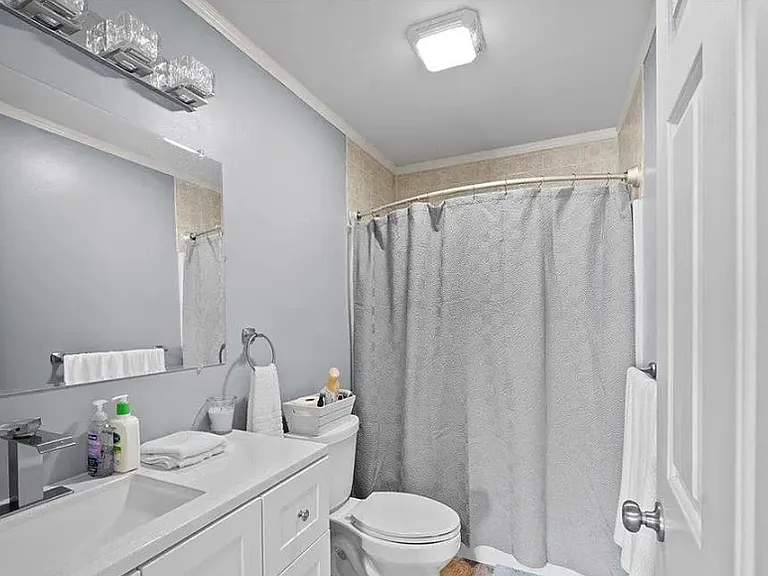 710 Briarwood Dr #B — Photo 2