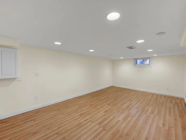 712 Main St NE — Photo 4