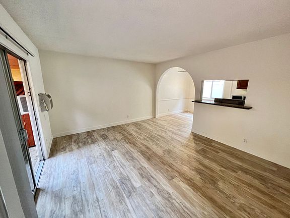 4th image of 3729 Clarington Ave #4