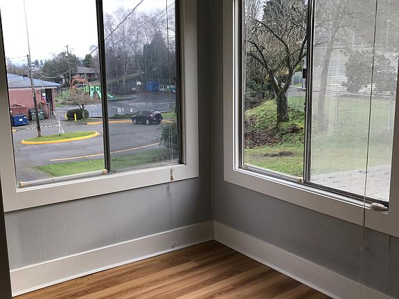 4th image of 4027 1/2 27th Ave W