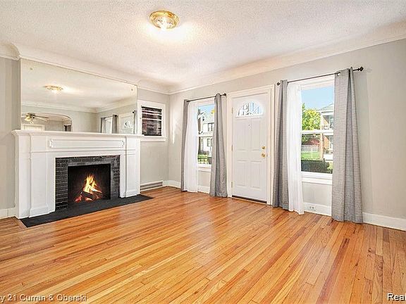 4th image of 2327-2329 Sturtevant St #1