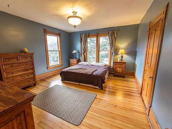 4th image of 205 S 5th St E