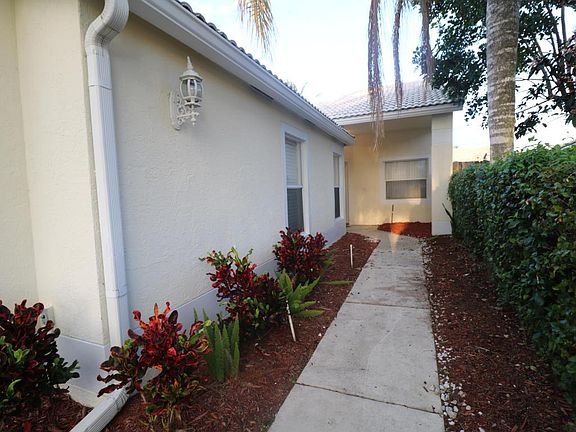 3rd image of 104 Woodlake Cir