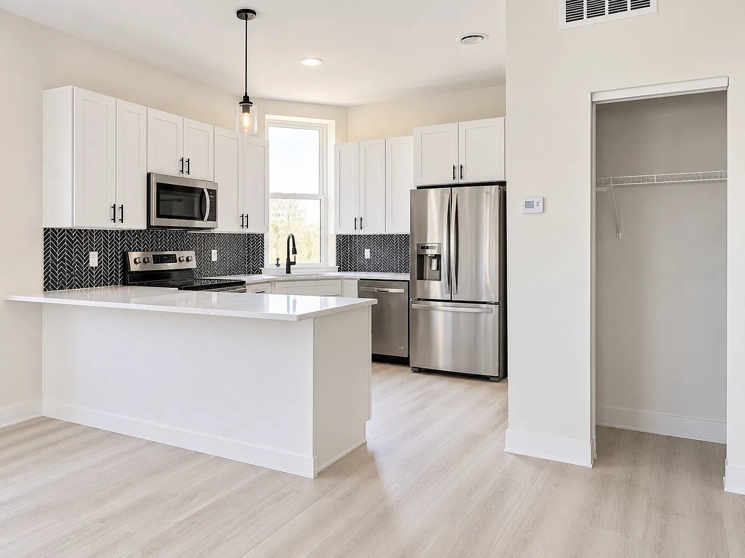 3 bed, 1400 sqft, $2,400 — Photo 4