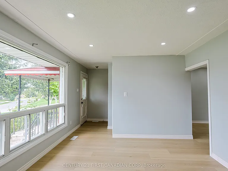 268 Burlington Cres #UPPER — Photo 5