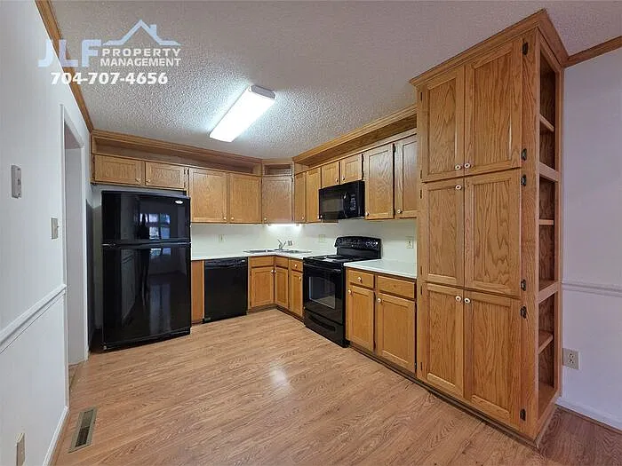 3 bed, 2.0 bath, 1733 sqft, $1,800 — Photo 4