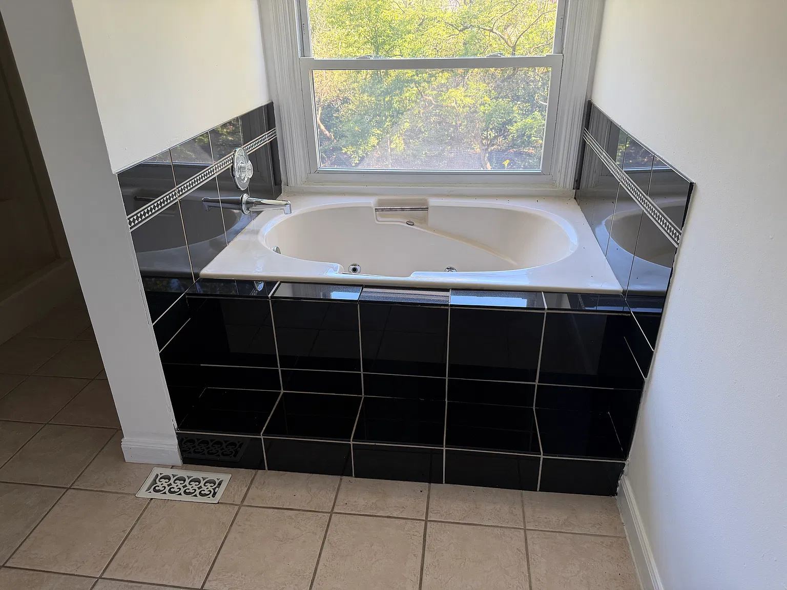 5 bed, 2800 sqft, $3,099 — Photo 2