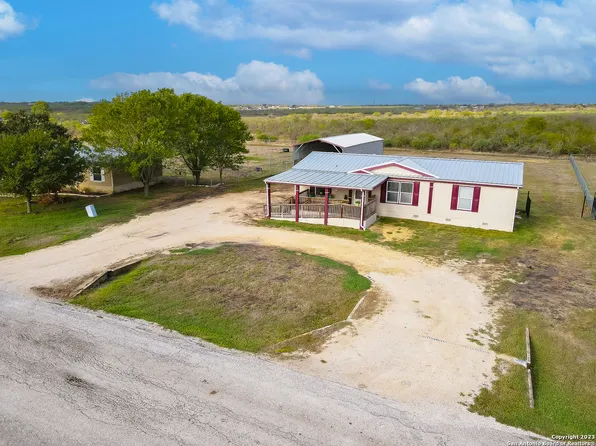 125 Davie Ln, Marion, TX 78124