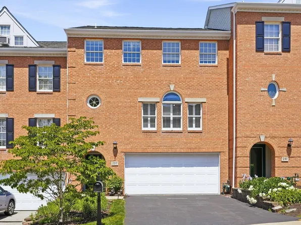 237 Merion Dr, Pittsburgh, PA 15228