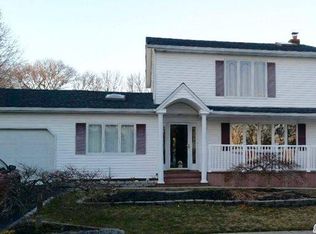 9 Whig Ct, Holbrook, NY 11741