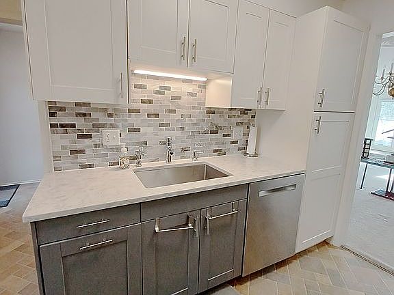 5th image of 682 Greenhills Dr