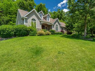 5 Hollows Ct, Le Claire, IA 52753