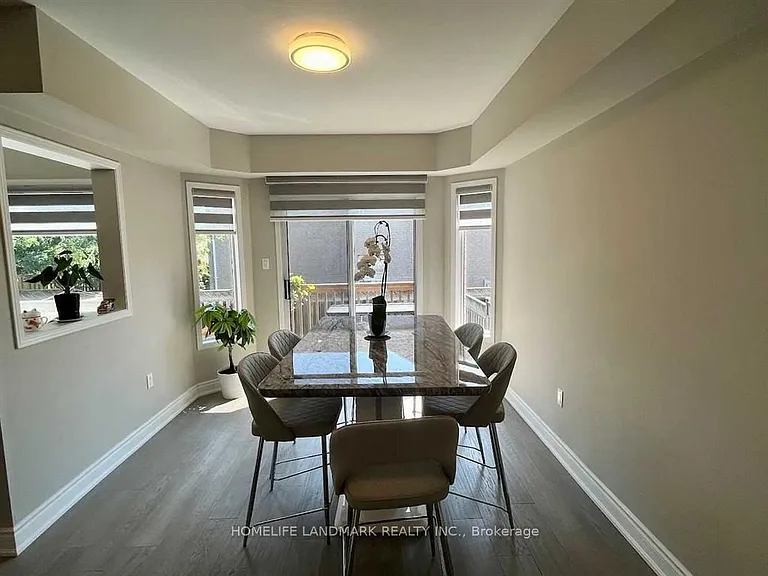 545 Menczel Cres #UPPER — Photo 4
