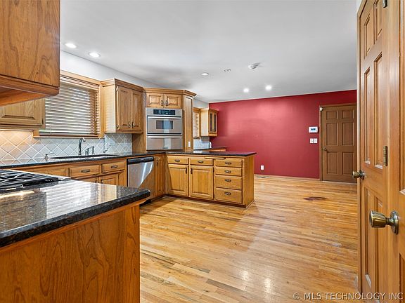 3rd image of 633 Kenwood Dr