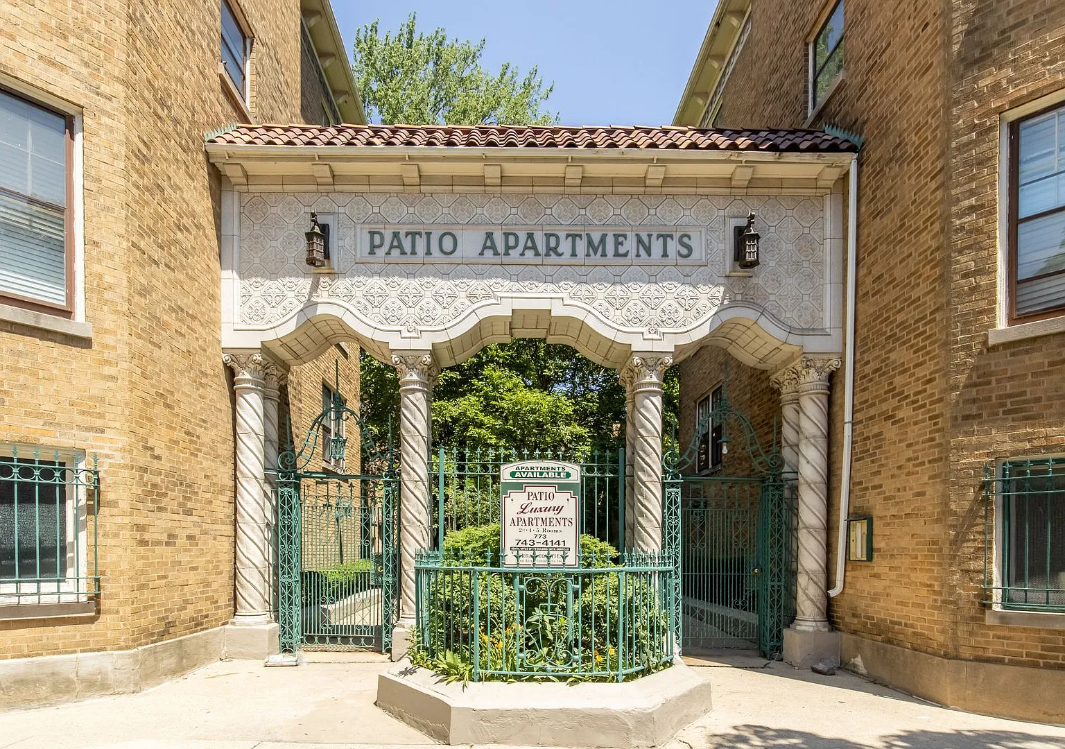 Sunny & Spacious Deluxe Edgewater One Bedroom Apartment - Cats Welcome! — Photo 1