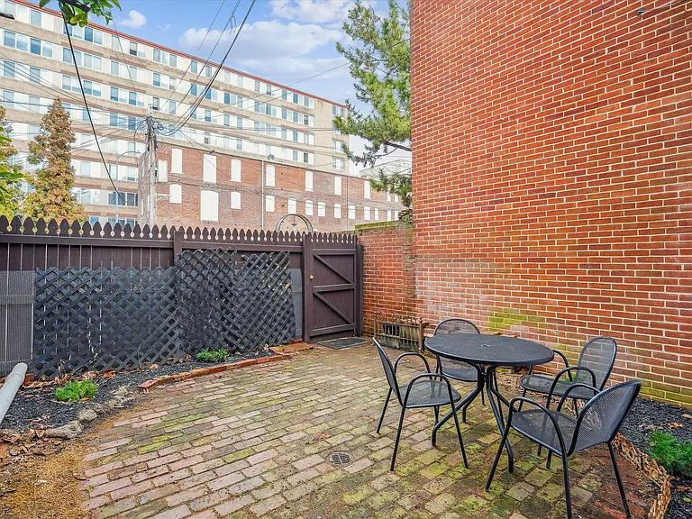 2431 I St NW #A — Photo 18
