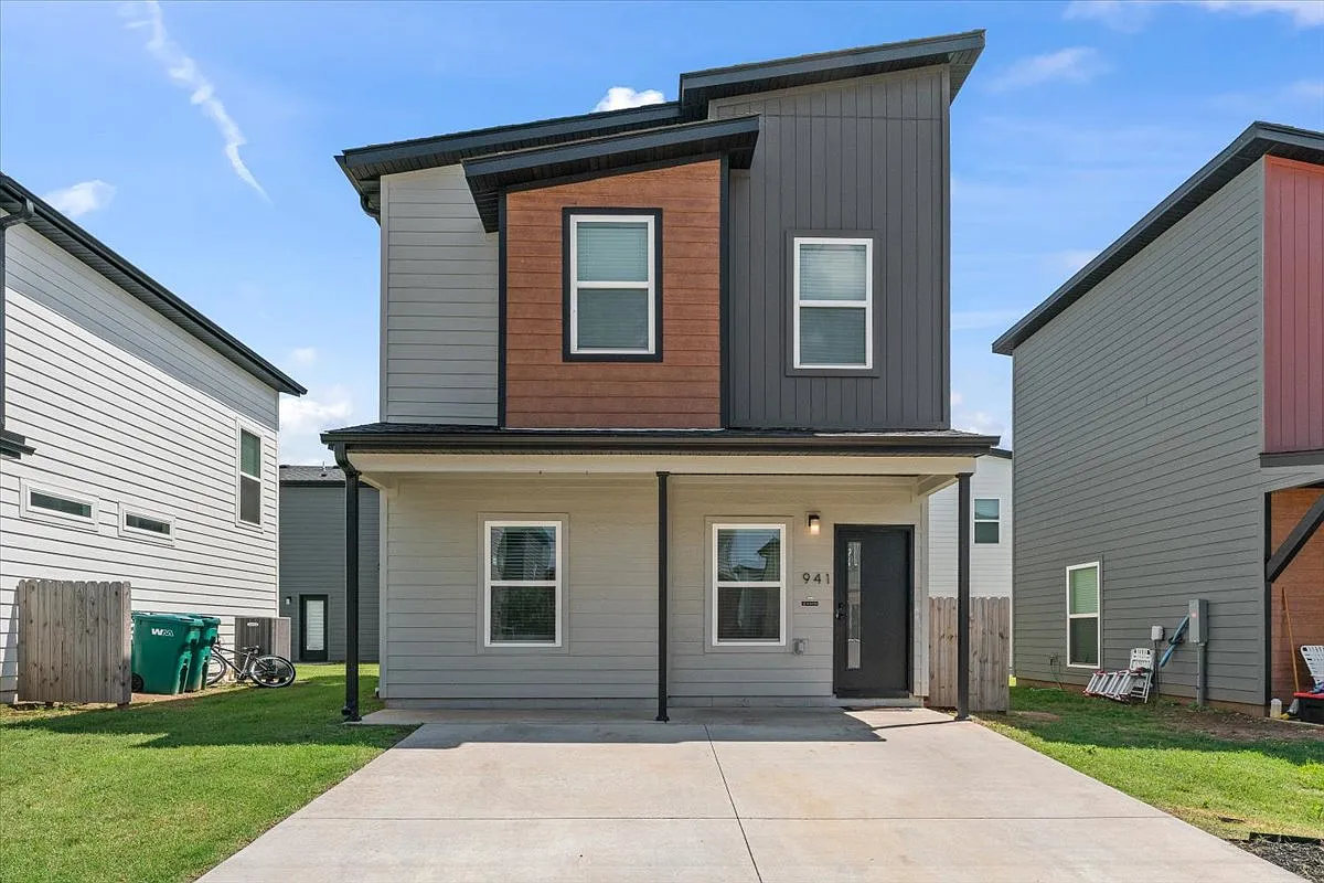 2 bed, 1250 sqft, $1,395 — Photo 1