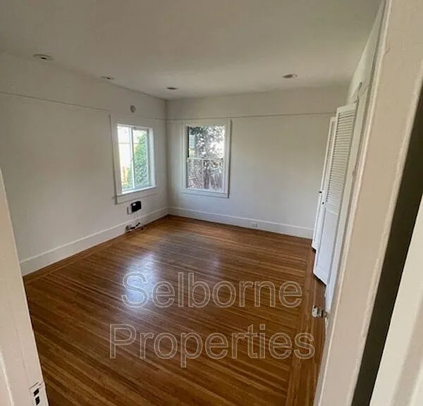 1424 E 20th St — Photo 26