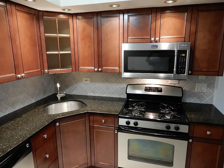 328 Wisconsin Ave #2D — Photo 6
